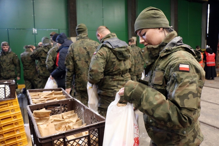 Pakowanie paczek dla najuboższych w Caritas