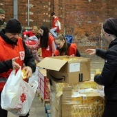 Pakowanie paczek dla najuboższych w Caritas
