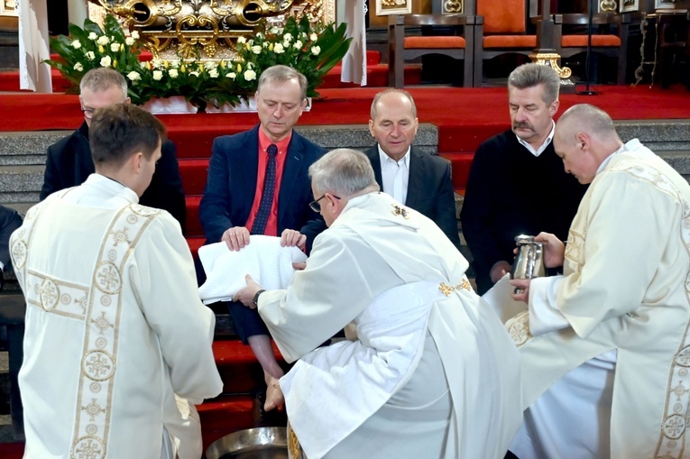 Moment obmycia nóg jednemu z dwunastu panów.