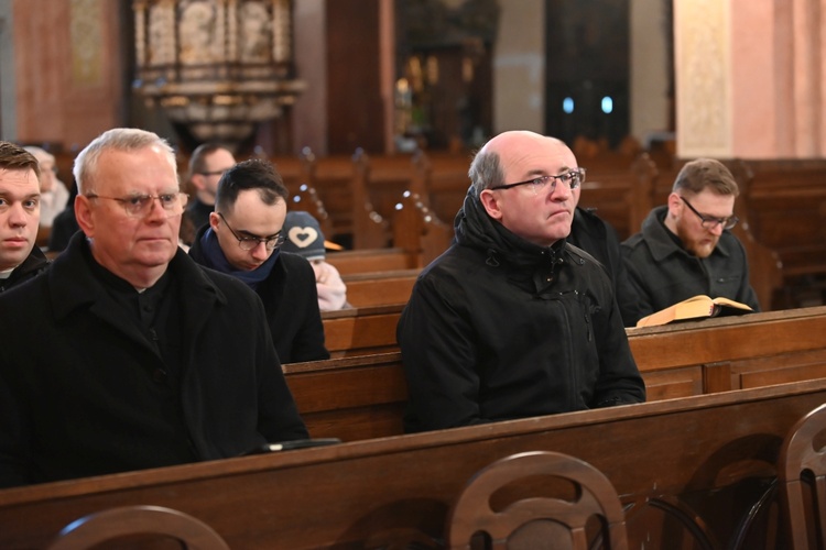 Wielki Piątek. Ciemna Jutrznia w katedrze