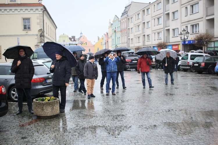 Wielkopiątkowa procesja mężczyzn w Głogówku