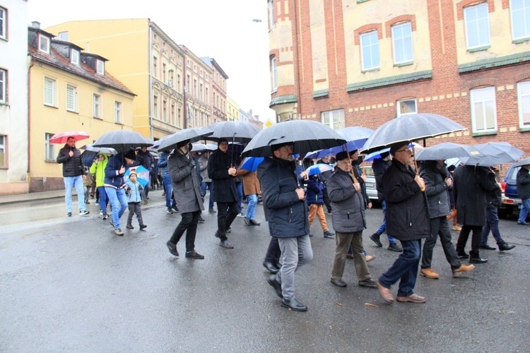 Wielkopiątkowa procesja mężczyzn w Głogówku