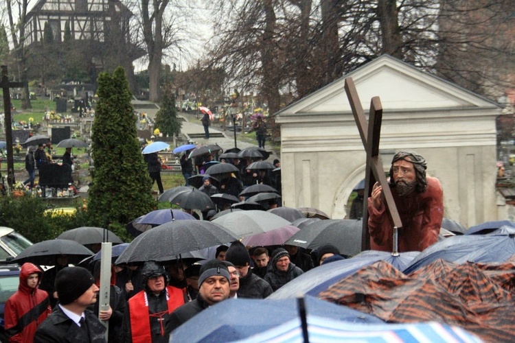 Wielkopiątkowa procesja mężczyzn w Głogówku