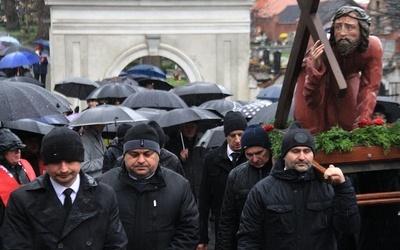 Wielkopiątkowa procesja mężczyzn w Głogówku