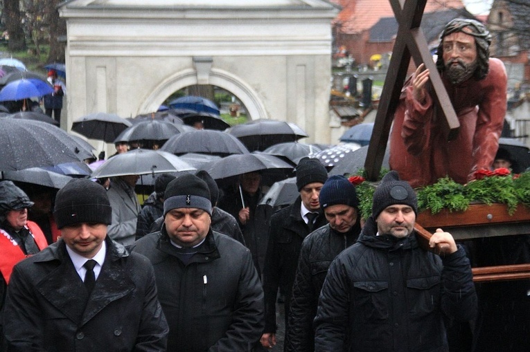 Wielkopiątkowa procesja mężczyzn w Głogówku