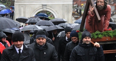 Wielkopiątkowa procesja mężczyzn w Głogówku