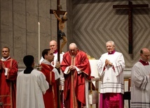Papież Franciszek podczas Liturgii Wielkiego Piątku
