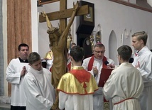 Bp Zadarko: Dźwiganie krzyża jest znakiem rozpoznawczym uczniów Chrystusa