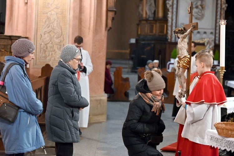 Liturgia Męki Pańskiej 2023 w świdnickiej katedrze