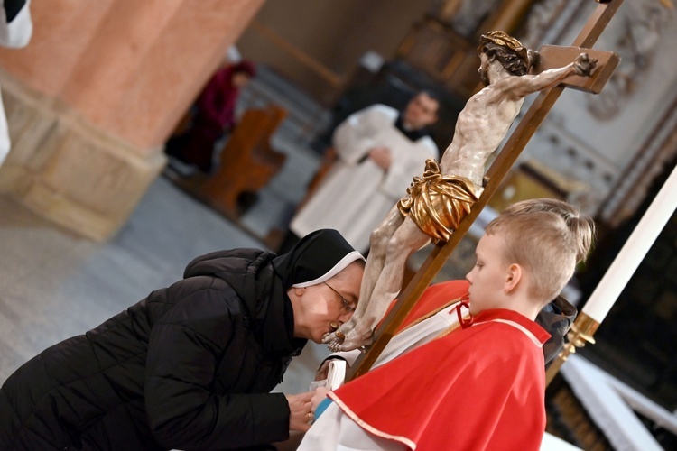 Liturgia Męki Pańskiej 2023 w świdnickiej katedrze