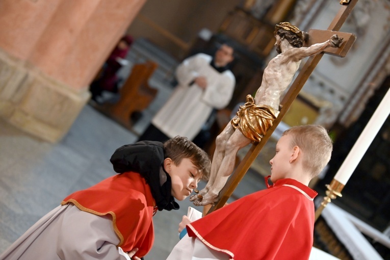 Liturgia Męki Pańskiej 2023 w świdnickiej katedrze