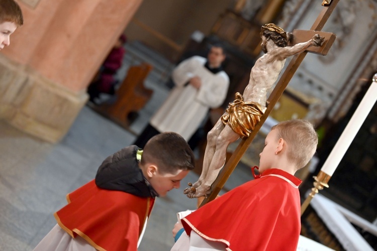 Liturgia Męki Pańskiej 2023 w świdnickiej katedrze