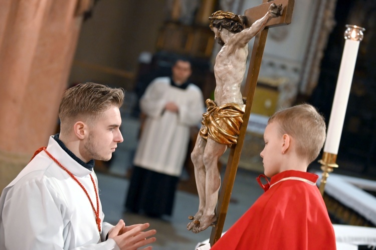 Liturgia Męki Pańskiej 2023 w świdnickiej katedrze