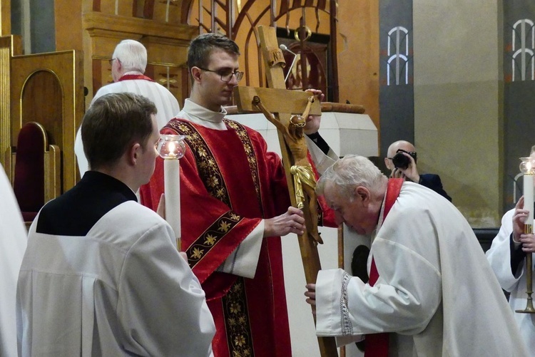 Adoracja krzyża w katedrze św. Mikołaja w Bielsku-Białej.