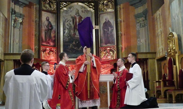 Biskup Piotr Greger podczas odsłonięcia krzyża do adoracji w katedrze św. Mikołaja w Bielsku-Białej.
