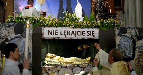 Na zakończenie Najświętszy Sakrament został przeniesiony do urządzonego Grobu Pańskiego. 