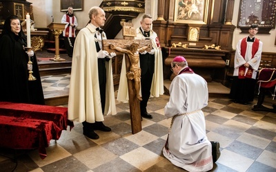 Podczas celebracji metropolita gdański adorował krzyż.
