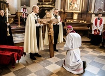 Podczas celebracji metropolita gdański adorował krzyż.
