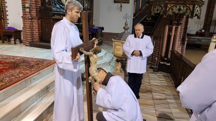 Liturgia Męki Pańskiej w parafiach diecezji świdnickiej