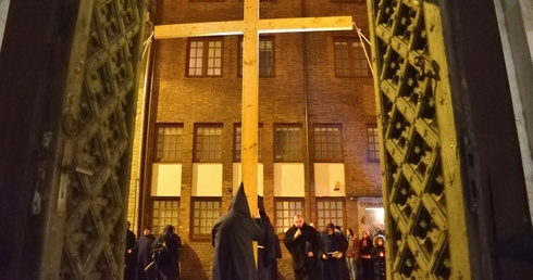 Z krzyżem przez nocny Gdańsk