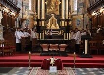 Modlitwa brewiarzowa w bazylice katedralnej w Sandomierzu.