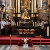 Modlitwa brewiarzowa w bazylice katedralnej w Sandomierzu.