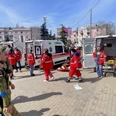 Ukraina: Minuta ciszy na dworcach w rocznicę ostrzału stacji w Kramatorsku, w którym zginęło 61 osób