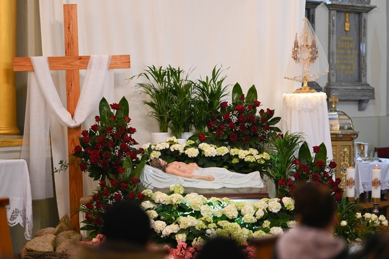 Grób w parafii w Babsku