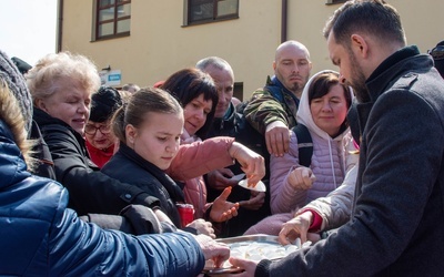 Śniadanie dla ubogich przygotowane przez Caritas Archidiecezji Lubelskiej.