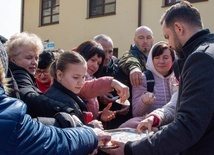 Śniadanie dla ubogich przygotowane przez Caritas Archidiecezji Lubelskiej.