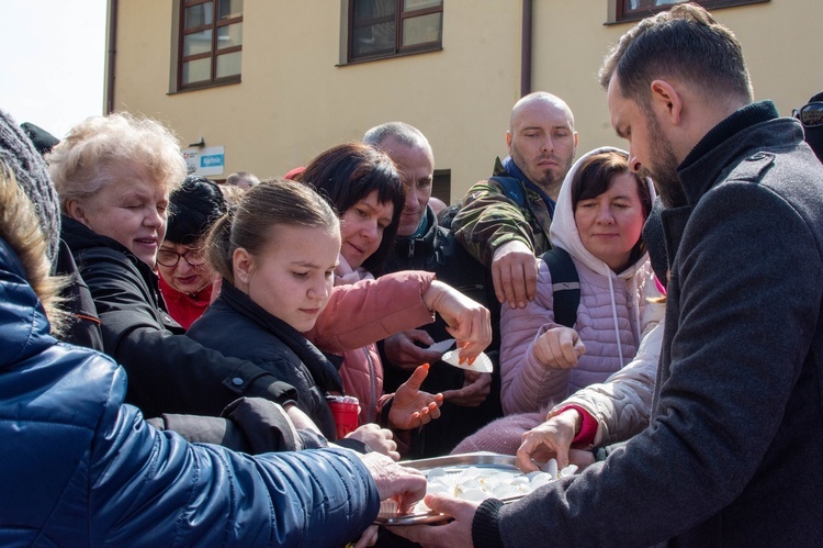 Śniadanie dla ubogich przygotowane przez Caritas Archidiecezji Lubelskiej.