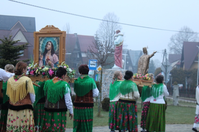 Procesja rezurekcyjna w Miętustwie