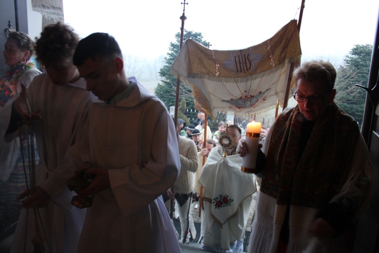 Procesja rezurekcyjna w Miętustwie