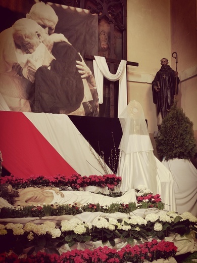 Grób w parafii MB Bolesnej w Nieborowie