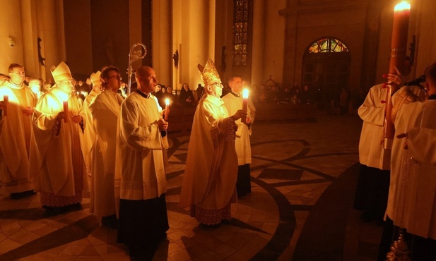 Abp Skworc w Wigilię Paschalną: Idźmy w niepokój i zamęt współczesnego świata; nie lękajmy się głosić Dobrej Nowiny