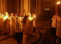 Abp Skworc w Wigilię Paschalną: Idźmy w niepokój i zamęt współczesnego świata; nie lękajmy się głosić Dobrej Nowiny