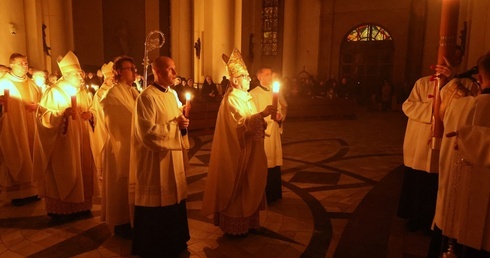 Abp Skworc w Wigilię Paschalną: Idźmy w niepokój i zamęt współczesnego świata; nie lękajmy się głosić Dobrej Nowiny