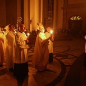 Abp Skworc w Wigilię Paschalną: Idźmy w niepokój i zamęt współczesnego świata; nie lękajmy się głosić Dobrej Nowiny