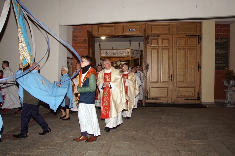 Świdnica. Wigilia Paschalna u Królowej Polski z chrztem katechumena