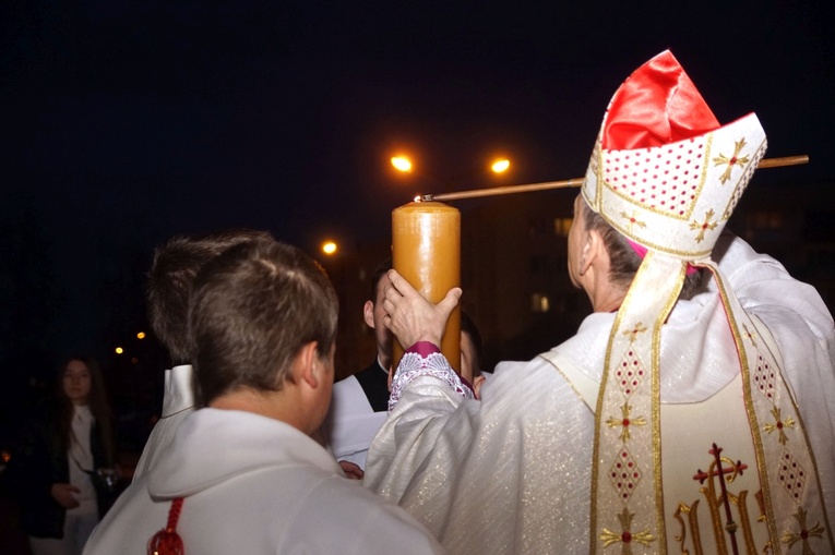 Świdnica. Wigilia Paschalna u Królowej Polski z chrztem katechumena