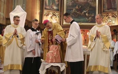 Podczas Mszy Krzyżma Świętego bp Roman Pindel poświęcił oleje krzyżma, chorych i katechumenów.