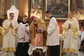 Podczas Mszy Krzyżma Świętego bp Roman Pindel poświęcił oleje krzyżma, chorych i katechumenów.