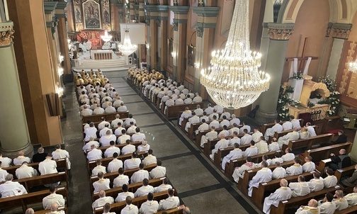 W katedrze modliło się kilkuset kapłanów.