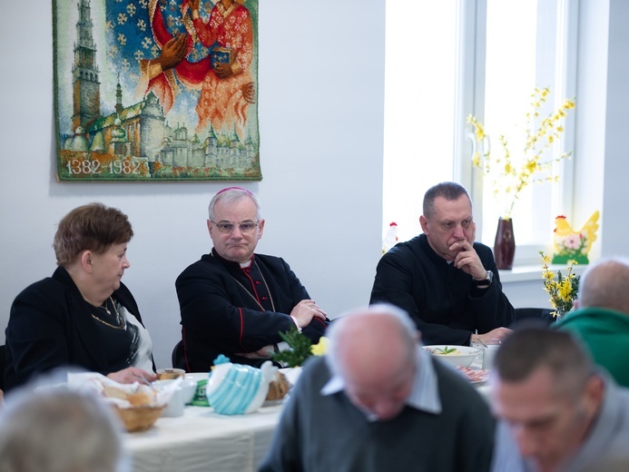 Świdnica. Wielkanocne śniadanie bp Marek Mendyk zjadł z ubogimi