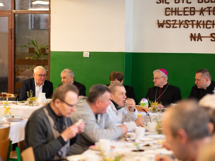 Świdnica. Wielkanocne śniadanie bp Marek Mendyk zjadł z ubogimi