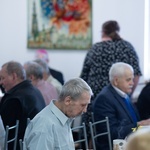 Świdnica. Wielkanocne śniadanie bp Marek Mendyk zjadł z ubogimi