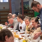 Świdnica. Wielkanocne śniadanie bp Marek Mendyk zjadł z ubogimi