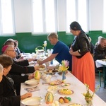 Świdnica. Wielkanocne śniadanie bp Marek Mendyk zjadł z ubogimi