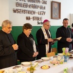 Świdnica. Wielkanocne śniadanie bp Marek Mendyk zjadł z ubogimi