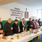 Świdnica. Wielkanocne śniadanie bp Marek Mendyk zjadł z ubogimi